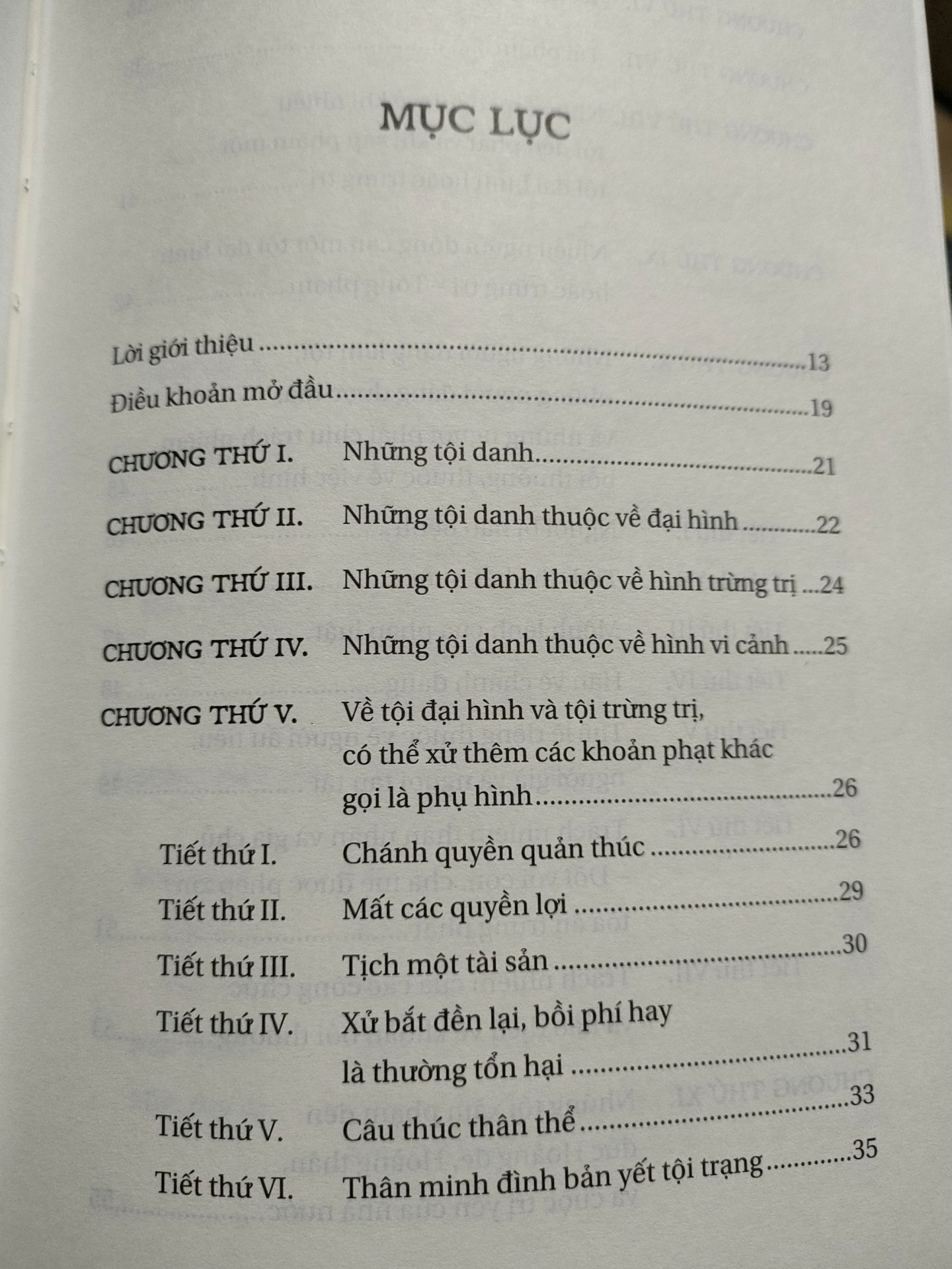 1 bộ luật khá chi tiết, bố cục hay, gần sát với đời sống thời bấy giờ và cũng có nhiều cái có thể tham khảo vào việc xd luật bây giờ. Sách in đẹp, bìa cứng, có áo khoác. Đẹp về hình thức, giá ổn và giao hàng nhanh