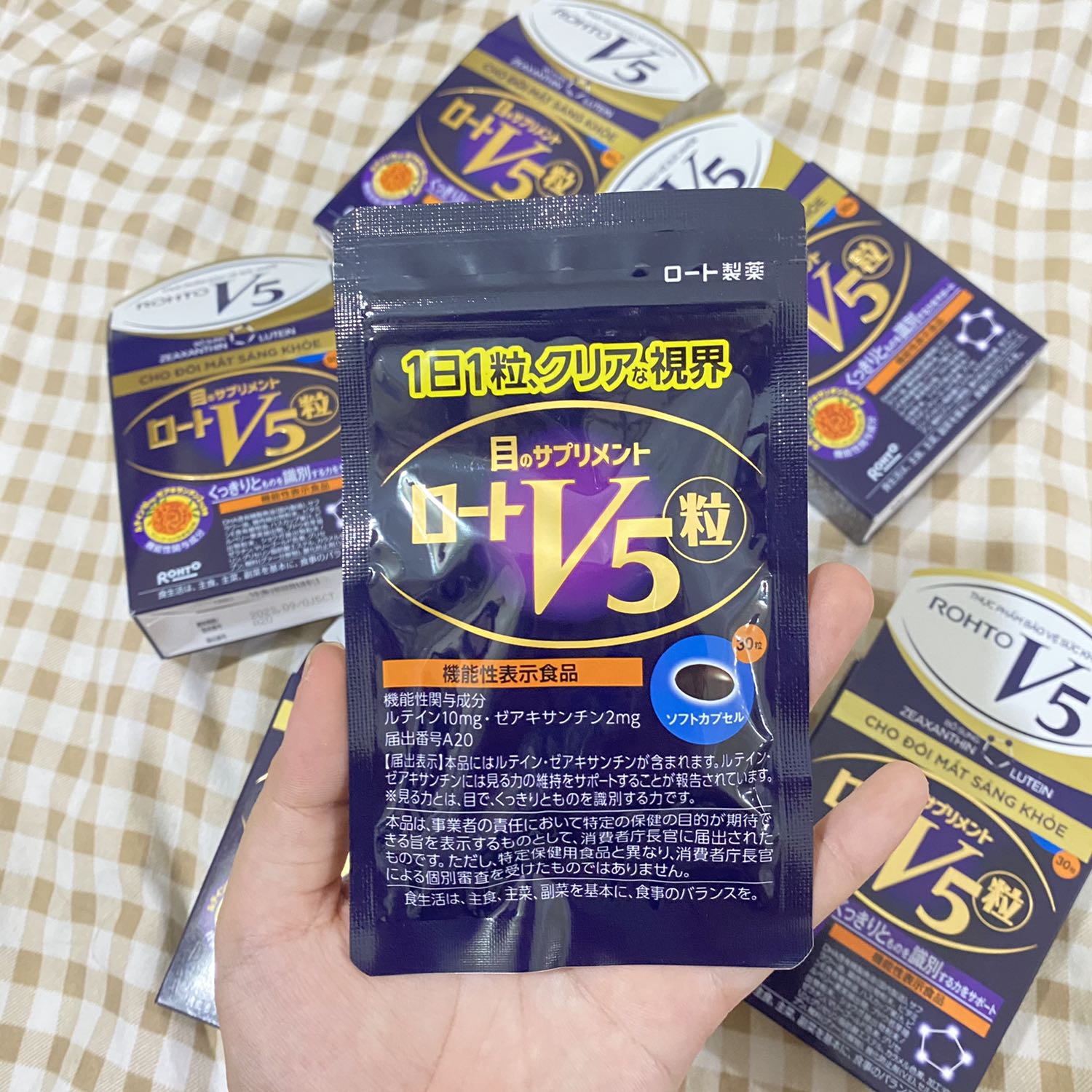 Cực kì hài lòng. Đã dùng sản phẩm này trước đây thấy hiệu quả rất tốt, uống vào đỡ mỏi mắt hẳn, mình bị cận uống vào cả năm nay chưa tăng độ. Lần này tiki giảm giá quá hời nên mua hẳn 5 hộp về cho ba mẹ dùng chung luôn. Tiki Trading bán thì luôn yên tâm hàng chính hãng rồi, date còn rất xa bạn nào mua có thể hoàn toàn yên tâm. Đợt mình mua còn được tặng gối và bịt mắt ngủ. Giao hàng nhanh cực, đóng gói sản phẩm cẩn thận nữa. Nói chung không có điểm nào để chê, quá ưng ý. Sẽ tiếp tục ủng hộ và giới thiệu cho bạn bè người thân sử dụng. ?