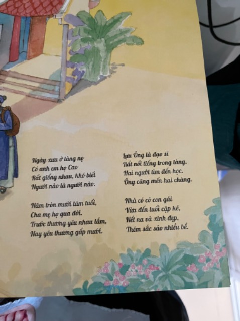 Về cơ bản tôi thấy cuốn sách này có màu sắc và hình ảnh đẹp. Tuy nhiên, nếu để giành cho thiếu nhi thì tôi thấy ko phù hợp vì lời văn lủng củng, thơ vần nhưng đọc thấy lạc lõng, ko có mạch. Bản thân tôi khi đọc thì cũng phải đọc đi đọc lại mấy lần mới hiểu đang nói về cái gì. Nói chung ko phù hợp cho tre nhỏ