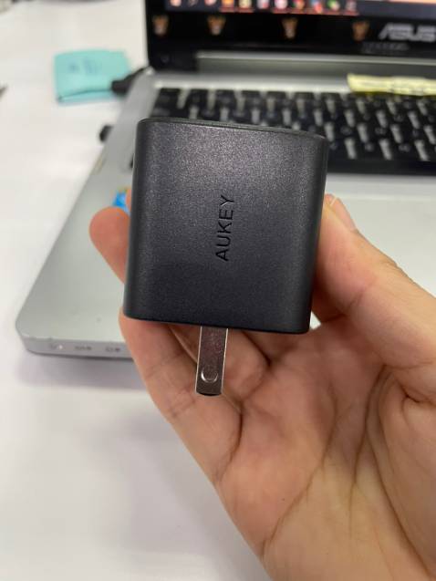 Shop giao hàng nhanh mặc dù dịch , sạc tốt, dc thẻ bảo hành 1 năm ạ, sạc siêu nhanh 30’ lên 50% rồi á