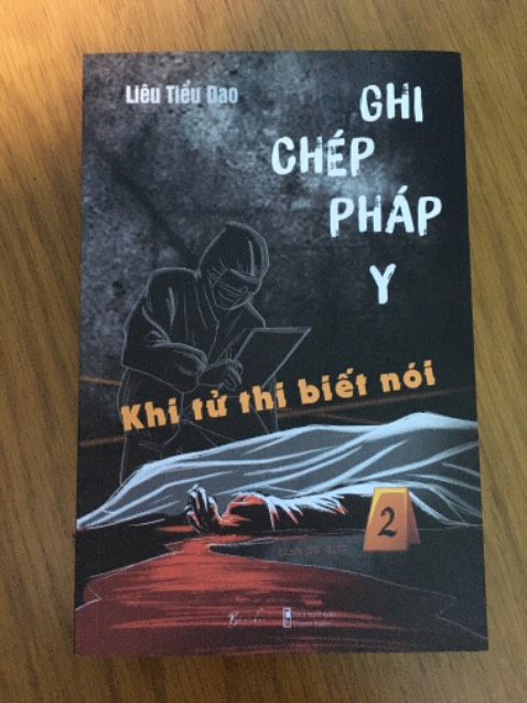 MỘT CUỐN SÁCH KINH DỊ GÂY ÁM ẢNH THỰC SỰ! Những câu chuyện kể có thật từ vị bác sĩ pháp y xuất chúng, đầy bản lĩnh khi khám xét, phân tích hiện trường gây án và mổ xẻ, xét nghiệm tử thi, phân tích DNA… kết hợp tư duy logic để tìm ra hung thủ. Trong cuốn sách là sự pha trộn bản chất tàn nhẫn, máu lạnh, có sự cô đơn, tính nhân văn, sự đồng cảm và kiến thức uyên bác về ngành pháp y. CÂN NHẮC TRƯỚC KHI ĐỌC.