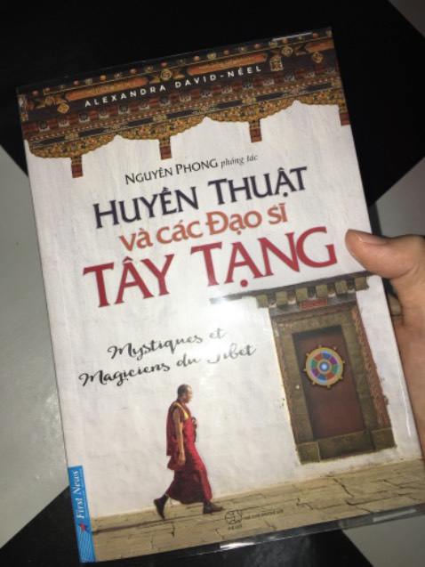 Sách giao mới, được bọc kiếng. 
Nội dung hay thú vị và bản phóng tác này của Bác Nguyên Phong có cái riêng. (Ngoài ra bản nguyên tác “Tây Tạng Đạo sư và Huyễn thuật” do bác Huỳnh Ngọc Chiến dịch. Bác dịch giả này có đăng trên blog với tên của bác ấy) dành cho bạn nào muốn tham khảo đọc thêm về bản gốc, để có sự nhìn nhận rõ ràng giữa 2 cuốn phóng tác & nguyên tác. 
Đối với mình thì cả hai bản đều hay!!!
P/s: Cái bao là của mình tự bọc lại cho đẹp ;)) Sách giao mới, được bọc kiếng. 
Nội dung hay thú vị và bản phóng tác này của Bác Nguyên Phong có cái riêng. (Ngoài ra bản nguyên tác “Tây Tạng Đạo sư và Huyễn thuật” do bác Huỳnh Ngọc Chiến dịch. Bác dịch giả này có đăng trên blog với tên của bác ấy) dành cho bạn nào muốn tham khảo đọc thêm về bản gốc, để có sự nhìn nhận rõ ràng giữa 2 cuốn phóng tác & nguyên tác. 
Đối với mình thì cả hai bản đều hay!!!
P/s: Cái bao là của mình tự bọc lại cho đẹp ;))
