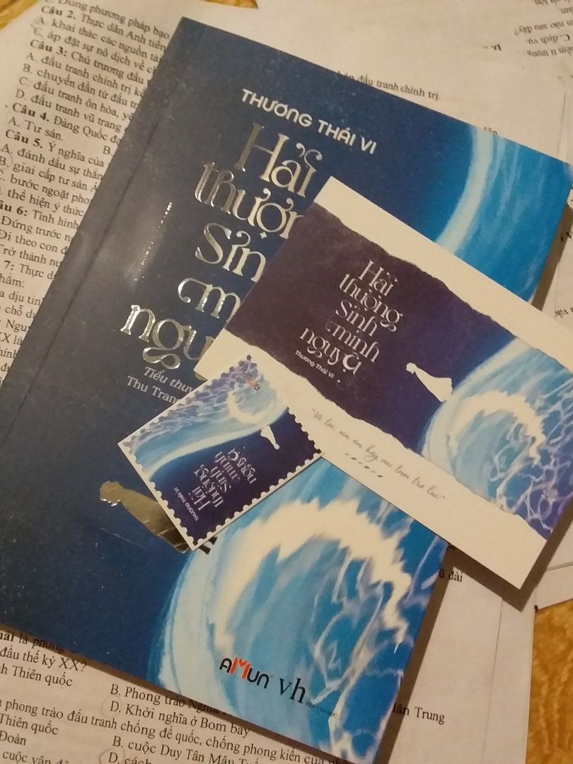 sách đẹp, bọc nilon cẩn thận, mấy thứ đi kèm siêu xinh luôn. Giao hàng đúng thời hạn, tóm lại là ko có vấn đề j hết
Nội dung thì mình chưa đọc nên ko đánh giá chính xác đc nhưng truyện của Thương Thái Vi thì chắc chắn là ko có j để chê r, mình đánh giá rất cao cách nhìn nhận về xã hội và con người của Thương Thái Vi, văn phong cô này thường là trong trẻo nhẹ nhàng sâu lắng, còn có nhiều triết lí nhân sinh nữa^^ tóm lại là đáng nghiền ngẫm?‍♀️