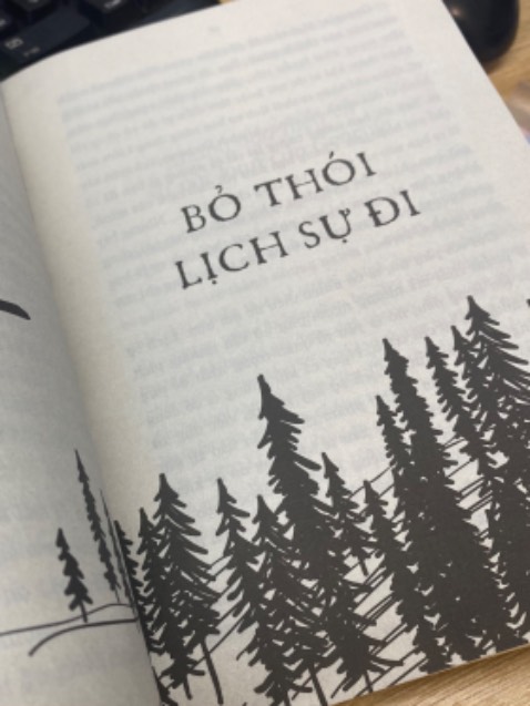 Bìa sách: Rất ấn tượng 
Chất lượng in: Rõ nét 
Nội dung: Cuốn này mình đặt mua từ khi vừa phát hành rồi mà phải đợi sách về đọc xong mới lên đây review.

Cuốn sách gồm 8 chương với những câu chuyện quá khứ được gửi gắm thông điệp của tác giả. Dù phản ánh thực trạng của xã hội nhưng sách lại rất dễ để độc giả đọc và đồng cảm bởi lời văn hóm hỉnh như hai người bạn đang kể chuyện tâm tình với nhau.

Từ cảm nhận cá nhân, mình đánh giá cao nội dung cũng như thông điệp mà tác giả muốn truyền tải tới mọi người. Đặc biệt là đối với phái nữ, khuyến khích các cô gái tự tin thể hiện bản thân, vượt qua những định kiến của xã hội để tìm thấy sự tự do trong đời. Nên mình cũng recommend phái nữ đọc cuốn này nhé.