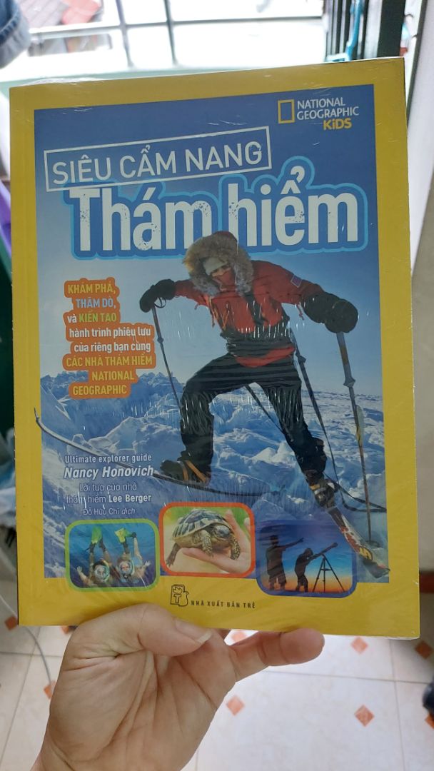 Từ Khai quật hóa thạch đến Thám hiểm đại dương - đúng như đề tựa của sách, cuốn sách đầy ắp thông tin về các chuyến thám hiểm cùng những hình ảnh sinh động cuốn hút các nhà thám hiểm nhí từ đầu đến cuối sách. Nếu bạn đầm mê thám hiểm, cuốn sách này dành cho bạn đấy! 🧗‍♀️