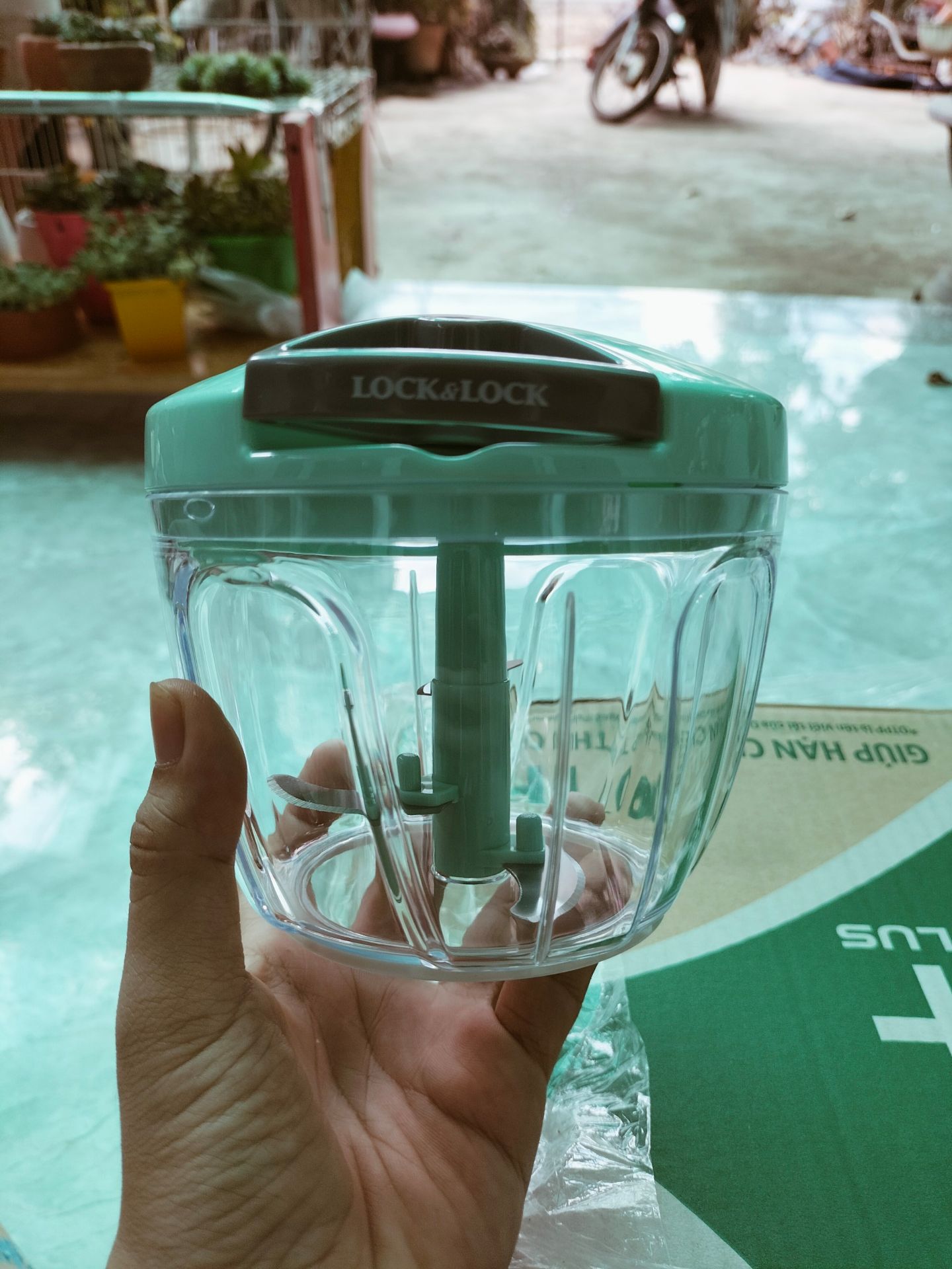 Dụng cụ nhỏ gọn, thích hợp cho băm tỏi ớt lượng đủ dùng cho gia đình. Nếu nhà mn hay nấu nướng, ăn uống nhiều thì nên mua size lớn hơn( mình mua size nhỏ là size S). Hy vọng sẽ là 1 món đồ tiện lợi và phù hợp cho không gian bếp của mọi người nhá. Cảm ơn Tiki