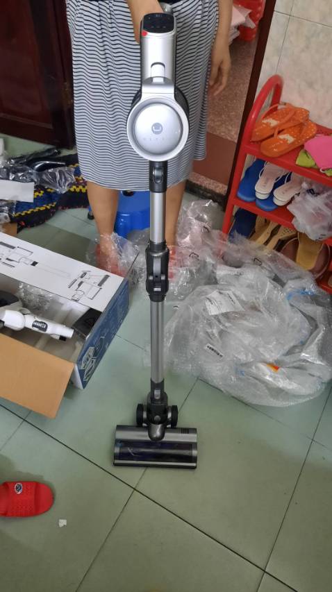 Mình xem review trên *** nên biết đến máy hút bụi này nên đã quyết định mua để tặng mẹ. Máy rất vừa, không quá nặng không quá nhẹ. Ba mình khen máy xài pin nhưng lực hút mạnh, xài thích lắm!