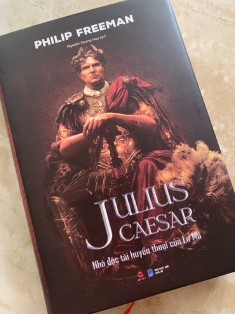 Giao rất nhanh lun . Mình đặt t7 thấy để dự kiến t4 tới mà sáng t2 tới rồi . Mình ở SG đặt sách từ HN . Sách đẹp bọc rất kỹ luôn