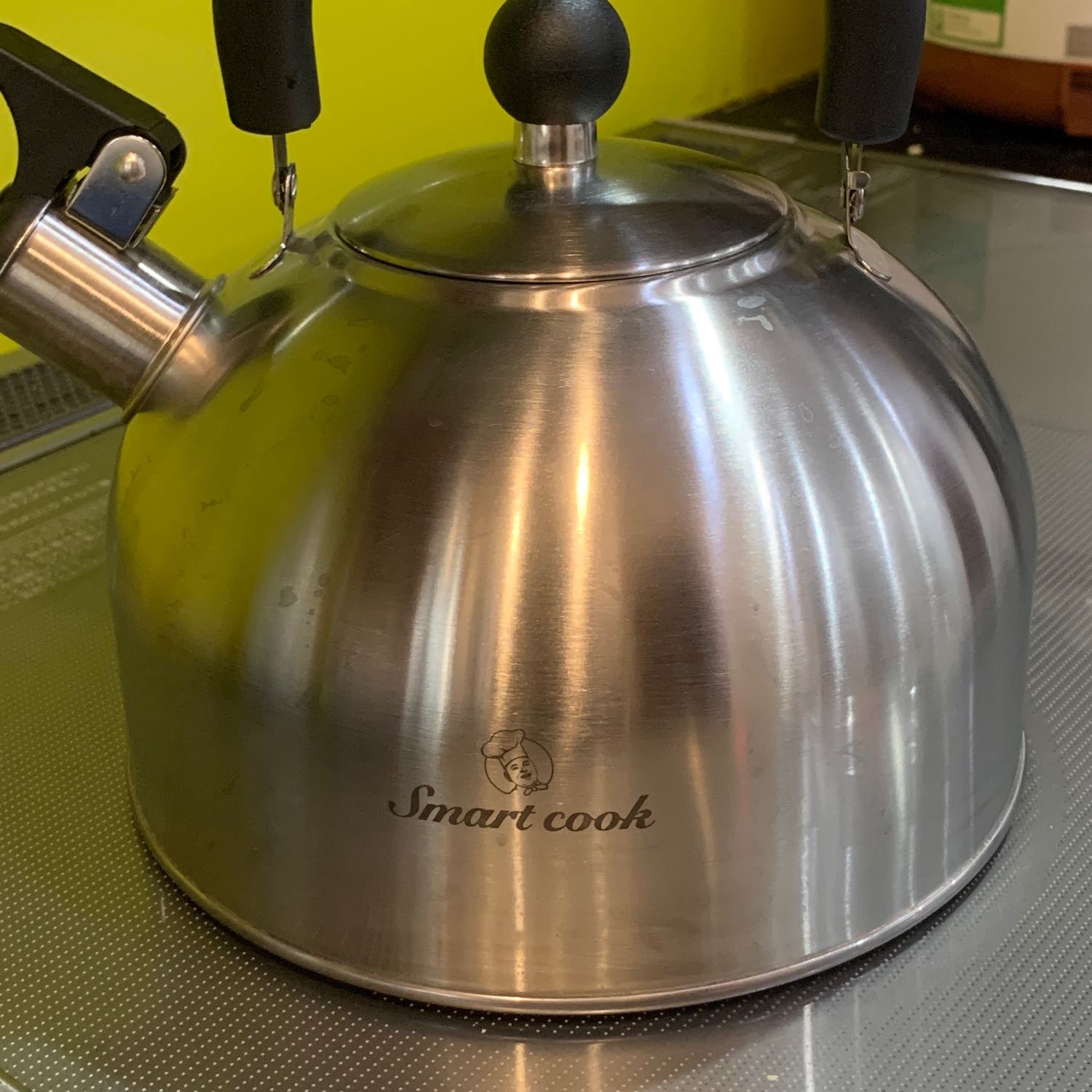 Ấm bé xíu, chắc mình nên chọn cái 4-5l mới đúng. Gia công bình thường, đáy mỏng tang. Đun nước cũng không đc nhanh. Dung tích 2,5l không biết đc tính đến mốc nào, đổ gần đầy ấm thì nước lấp vòi, sôi nước trào hết ra ngoài. Lần sau đun chắc chỉ đổ nửa ấm đun thì đẹp.