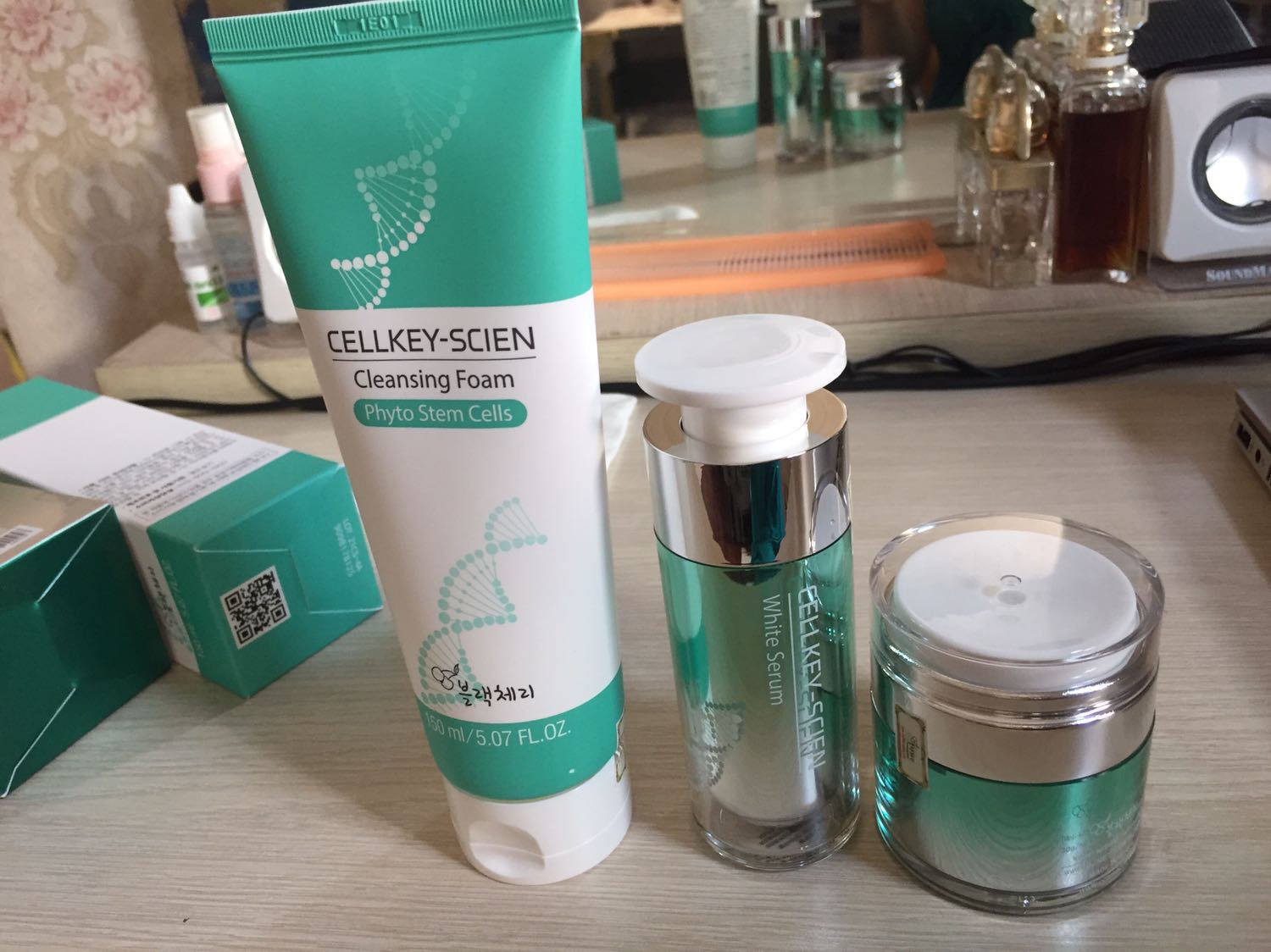 Chai tinh chất các bạn mua thì cần lưu ý cách mở nắp sử dụng, bộ sp được tặng thêm tuyp kem rửa mặt, rửa sạch mà vẫn rất mềm da, kem thì mình thấy hơi ẩm và dính chút, mình mới sử dụng nên chưa đánh giá về tính hiệu quả của sản phẩm được, nhưng mình cho shop 5 sao về cách chăm sóc khách hàng sau bán hàng. Nếu sài phù hợp sẽ ủng hộ shop dài dài :)