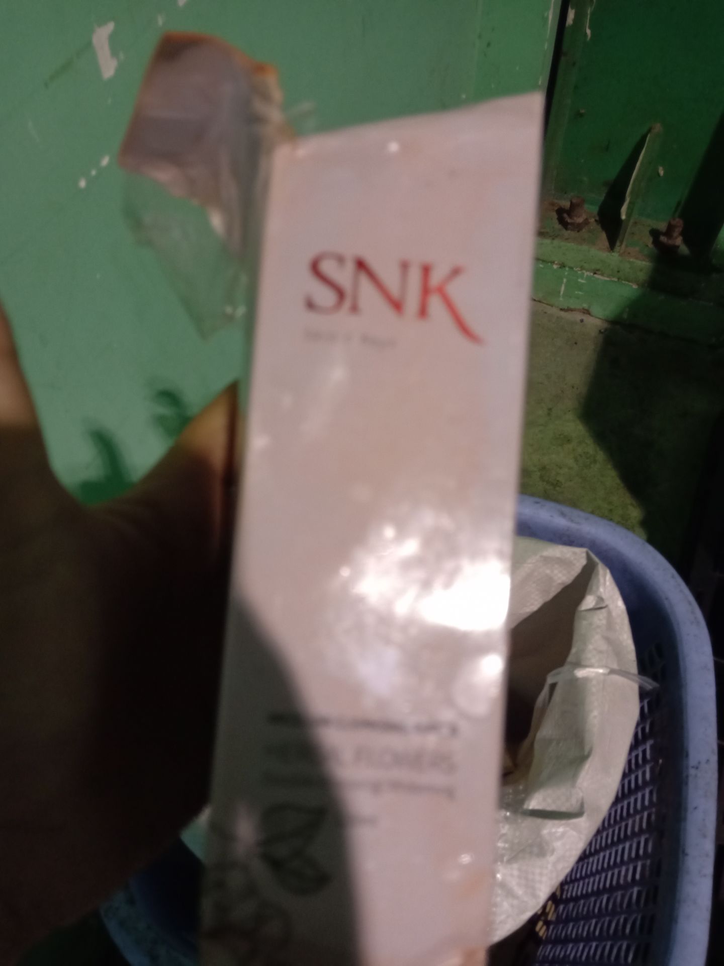 chai nước tẩy trang dc kèm theo Vien uống sac ngoc khang đã bị đổ ra đầy hộp hàng