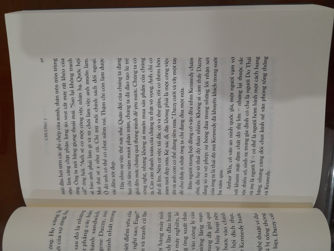 Tiki giao hàng rất nhanh. Đặt hàng hôm qua, sáng nay đã nhận được hàng. sách còn nguyên màng co bọc ngoài nên nhận được sách nguyên vẹn. Sách của Đông A in ấn rất đẹp, từ bìa đến các trang sách. Tuy nhiên tôi thấy các trang sách để các lề quá rộng (so với sách của các nhà xb khác) nên sách dày. Sách in năm 2022, bìa mềm nhưng có áo ôm nên bìa cũng không quá mỏng. Mua lúc được sale 35%.