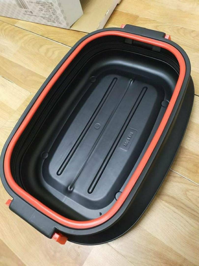 Nhựa khá chắc chắn. Mình mua để những đồ ướt hoặc đồ ăn có mùi trên xe, tránh đổ ra sàn bám mùi, hy vọng ổn