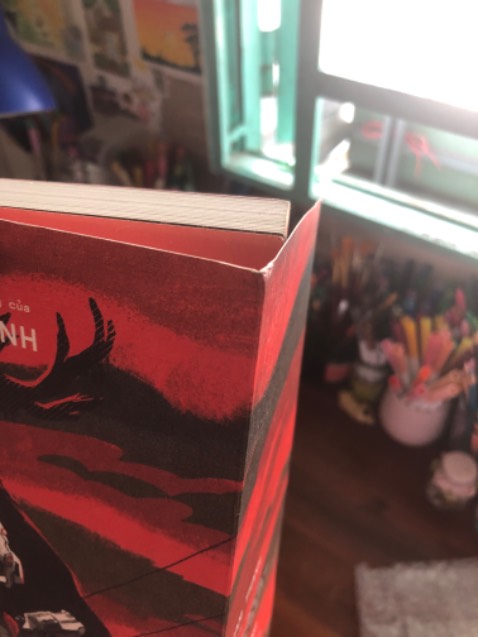 Sách bị gãy mép, các trang sách cong queo và có hẳn 1 cọng tóc bên trong, đóng gói sơ sài mình còn không nghĩ đây là sách mới nữa cơ :))))))) với giá 150k mà chất lượng như này là quá thất vọng luôn ấy. Mua sách nhờ xem booktok mà giờ ko lẽ lại làm content bass chất lượng sách. Chỗ bán mà khác Tiki Trading là mình cũng đắn đo lắm ấy không ngờ sách kém chất lượng thật :))))))))