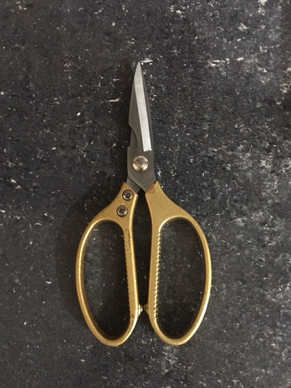 Rất tốt , căt cây cành to được, cắt thịt cá vẫn ok