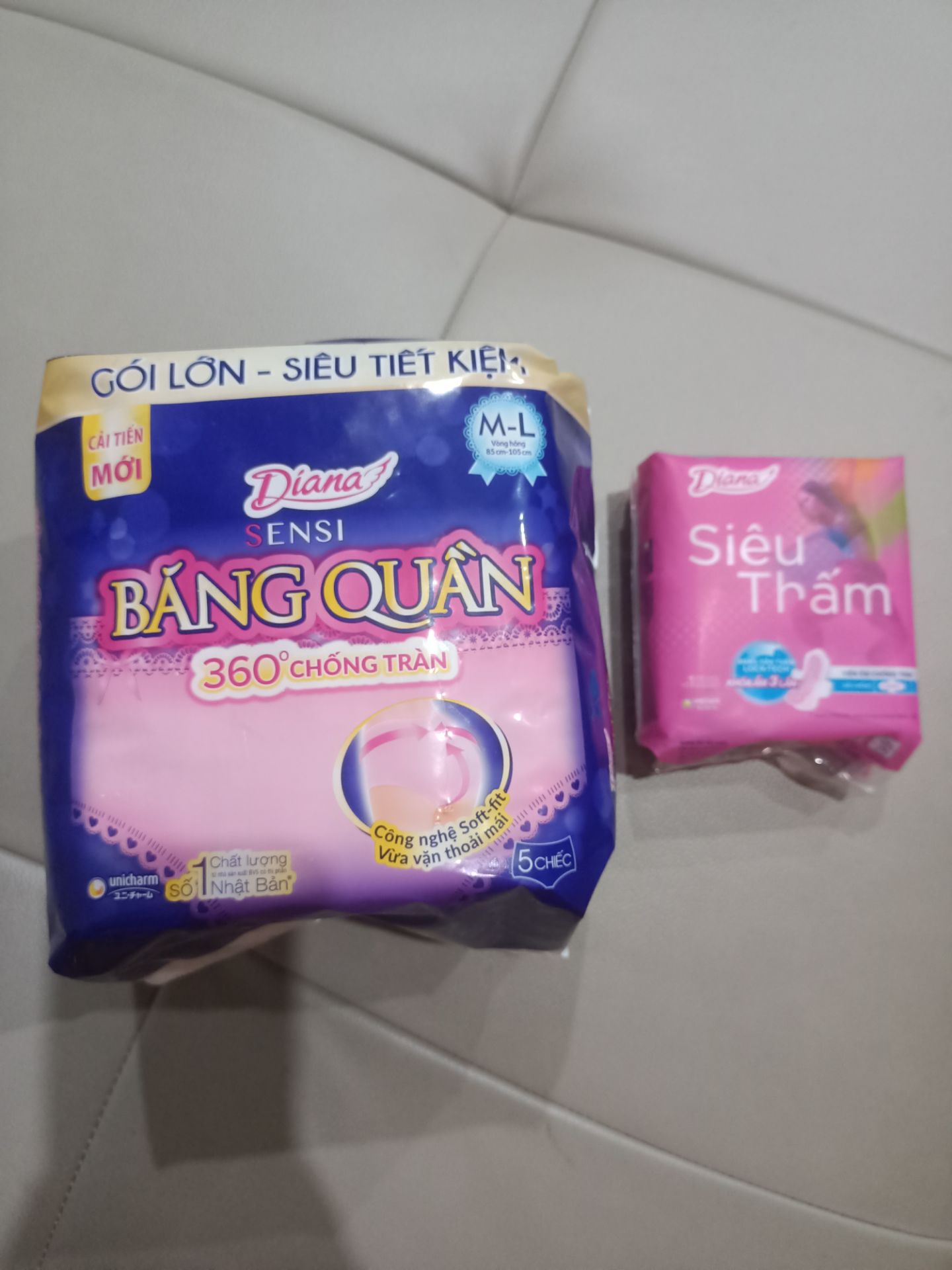 Hàng giao nhanh, hàng tặng kèm đầy đủ. Băng mặt lưới, siêu thấm, xài êm. Băng có công nghệ nano bạc giúp kiểm soát mùi hiệu quả nhưng vì vậy mà mùi cũng hơi nồng. Được cái thấm hút rất nhanh giúp không bị tràn ra ngoài.