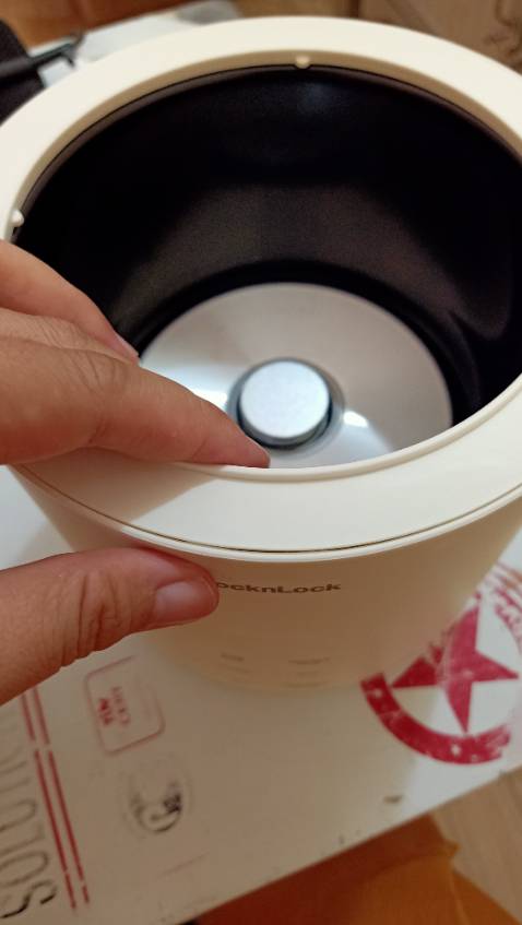 Nồi bị hở ở phần này. Khi nấu thì thân nồi khá nóng, thân nồi ko có cách nhiệt.