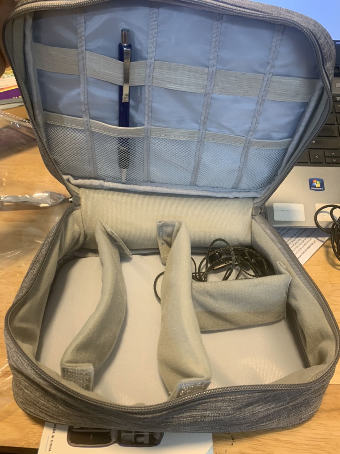 Túi phụ kiện đẹp như quảng cáo, chất liệu  dày dặn, đường may kỹ càng có độ hoàn thiện rất cao, ko có chỉ thừa
Tiki giao hàng nhanh, đóng hàng cẩn thận, cho 5 sao nhé