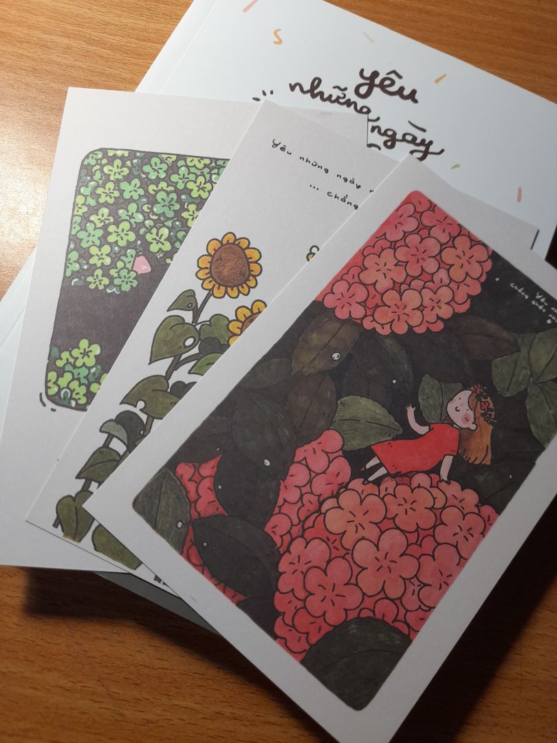 sách rất thơm, trông xinh lắm, có chữ kí của anh chú nên siêu mê, chất lượng giấy tốt, postcard siêu xing nhưng hơi mỏng. Ship về hơi lâu và sách không được bọc chống xóc nên dù hộp ngoài nguyên nhưng sách đã bị cong mép, ảnh này mình chụp sau khi đã lấy chồng sách đè lên mới hết cong. Nhưng rất đáng mua nhé.