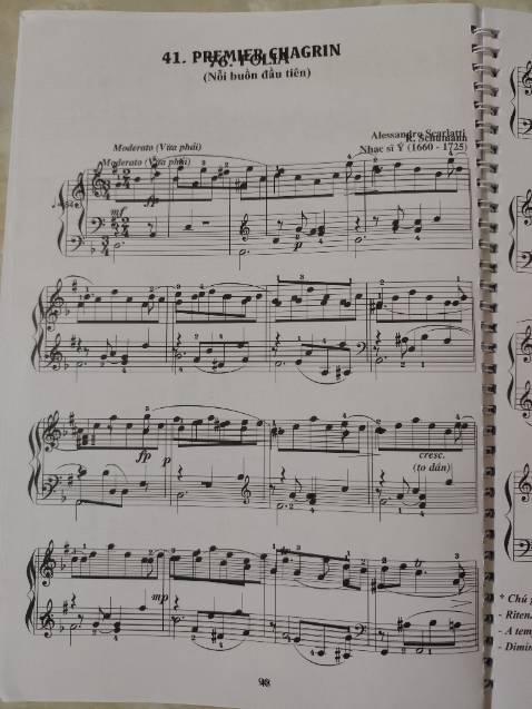 Sách bị lỗi 4 trang do bị in chồng lên giấy đã có bản nhạc khác.