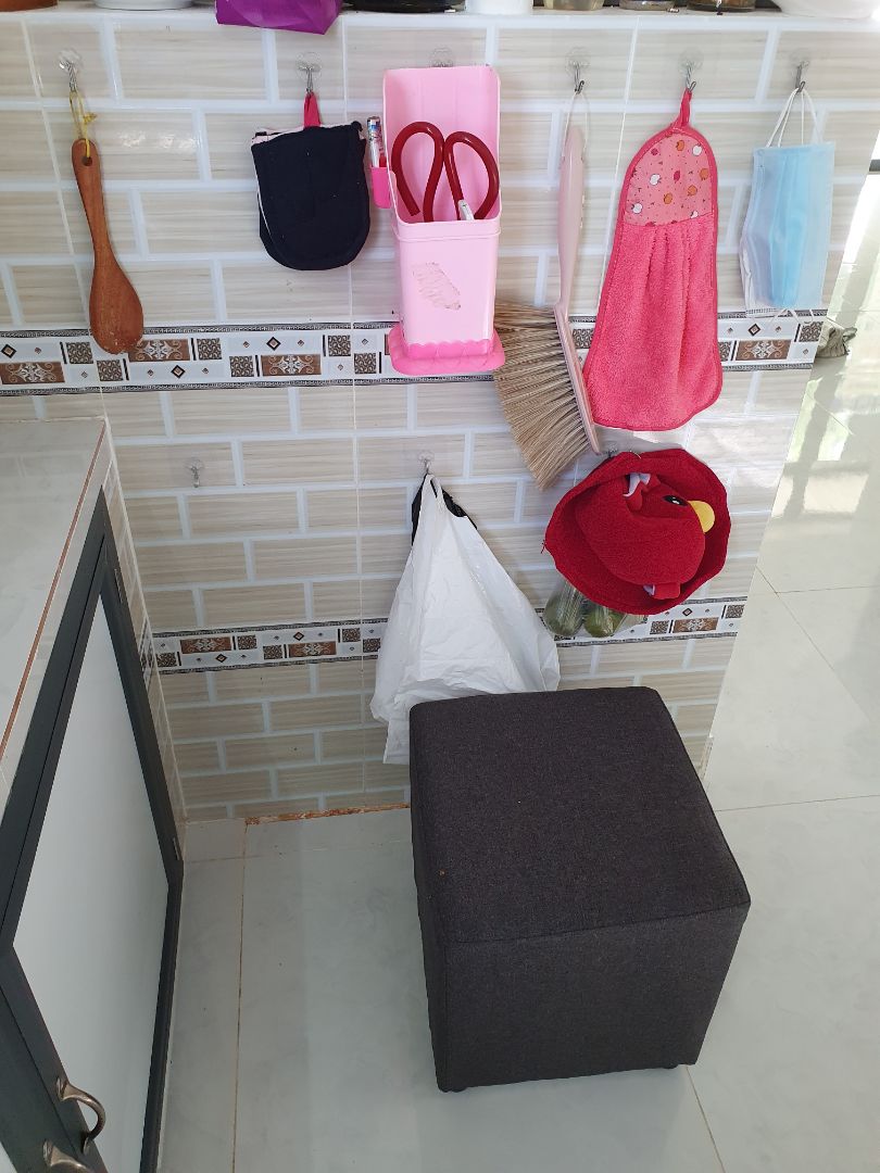 M từng sài qua móc này. cảm thấy giá rẻ và rất bền.
nhưng có 1 nhược điểm là nếu để móc bị cong vênh miếng dán thì sẽ k ăn tường (chỉ dán tường gạch men bóng nha mn). vừa dán xong nó rớt luôn 2 cái 😹

15/6 cập nhật mình đã bị rớt 5/10 móc do móc bị vênh sẵn nên dán k ăn tường hic
📌 Khi dán mn bóc nhẹ nhàng và miết từ trên xuống để k lọt khí miếng dán trên tường thì móc sẽ dính chặt rất bềnh 
đề nghị shop bảo quản và gói hàng cẩn thận cho loại móc này.