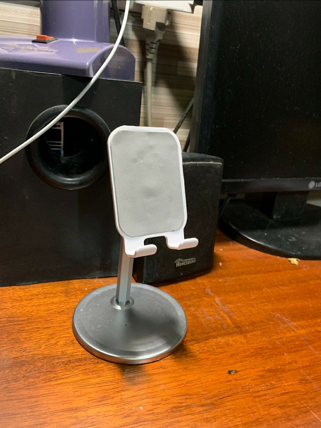 Giao hàng 10 ngày 🙃, nhưng mà đồ shop sịn sò nên không tính toán, giá đỡ chắc chắn, nặng, không bị bềnh điện thoại ipad 👍🏻