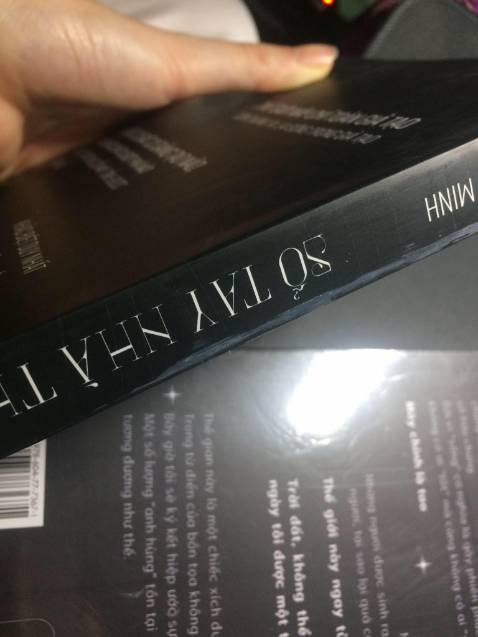 :) không hài lòng về chất lượng bên ngoài của sách xước tùm lum xước cả phần gáy ntn thì trưng bày rất mất thẩm mỹ. Sách như kiểu cũ dùng r hoặc hàng tồn vì phần gáy sách nhìn rất lỏng lẻo luôn không hiểu sao. Mình mua chủ yếu để sưu tập và tặng nên giao sách cũ và lỗi ntn mình rất không hài lòng
Haiz còn xước và hỏng nhiều chỗ lắm nhưng chất lượng nội dung của sách vẫn rất cao nên đánh giá 2 sao -_- nếu k thì 1 sao về chỗ