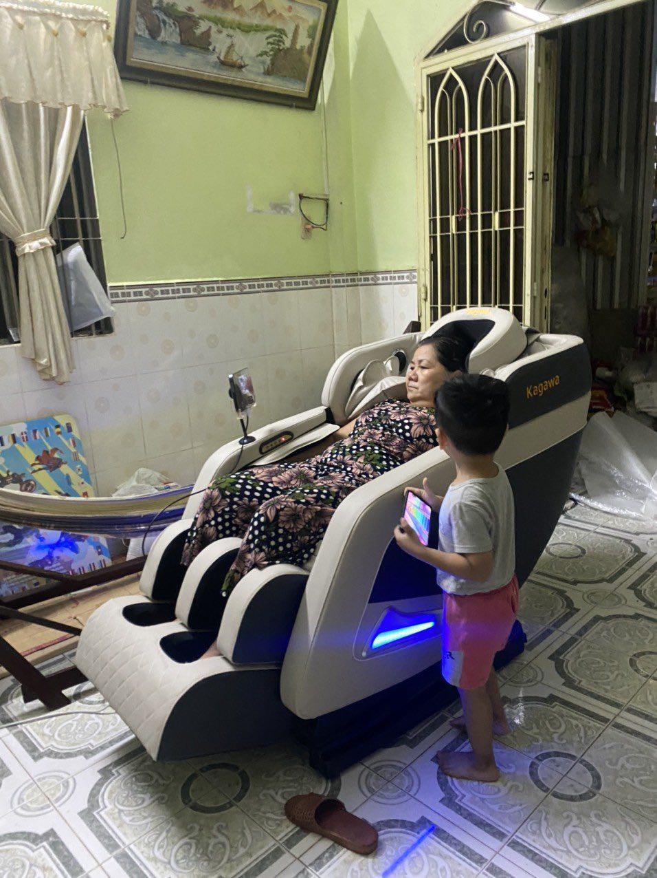 Ghế đẹp như mô tả. mình cũng đã tìm hiểu các dòng ghế 3D của những hãng khác r thì em này là ổn áp nhất. So với giá tiền mà mua được chiếc ghế massage như thế này là quá ổn áp rùi đó mọi người. 
Khung ghế khá to và chăc chắn. Massage êm, mẹ mình rất thích. có quà tặng kèm theo.