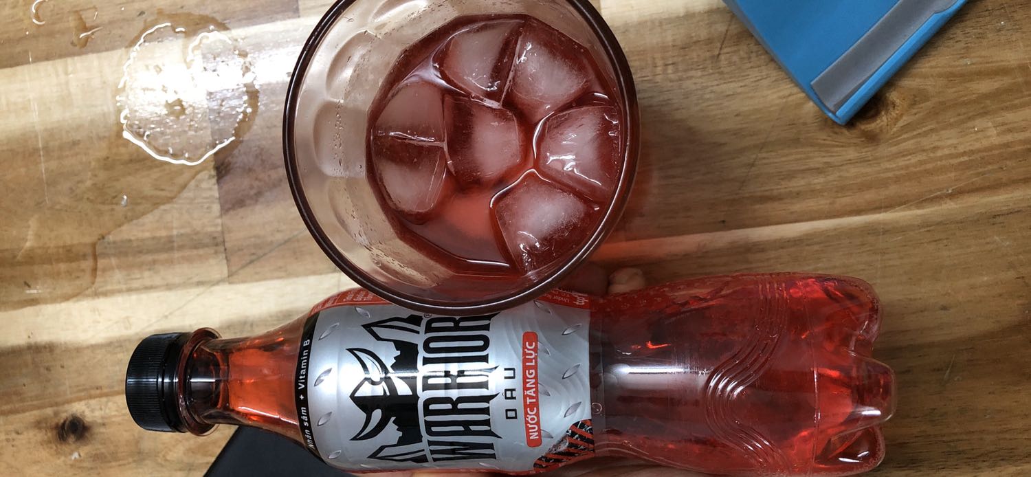 Trước tiên là về Tiki :
1/ app chia sẻ thông tin chưa rõ lắm ( xuất xứ, nhà sản xuất...)
2/ đặt hàng nhanh chóng, giao hàng nhiệt tình, hàng đóng gói đẹp, kỹ.
3/ nhân viên khá ok

Về sản phẩm :
1/ cứ ngỡ warrior của Thái Lan nhưng k phải, đây là hàng của VN và nhà sản xuất là Tân Quang Minh.
2/ chất lượng không ngon bằng hàng Thái, khá ngọt gắt, ít gas, nếu ko uống hết 1 lần mà để qua đêm ở ngoài hay tủ lạnh thì lần sau uống thì k còn miếng gas.
3/ chỉ nghe mùi thơm nhẹ.
Nói chung hàng tầm giá này thì không thể đòi hỏi cao được! Nhưng đây cũng là 1 góp ý cho Tiki là lần sau nên để nguồn gốc rõ ràng thì ng dùng sẽ dễ dàng quyết định mua hơn là giá hời.