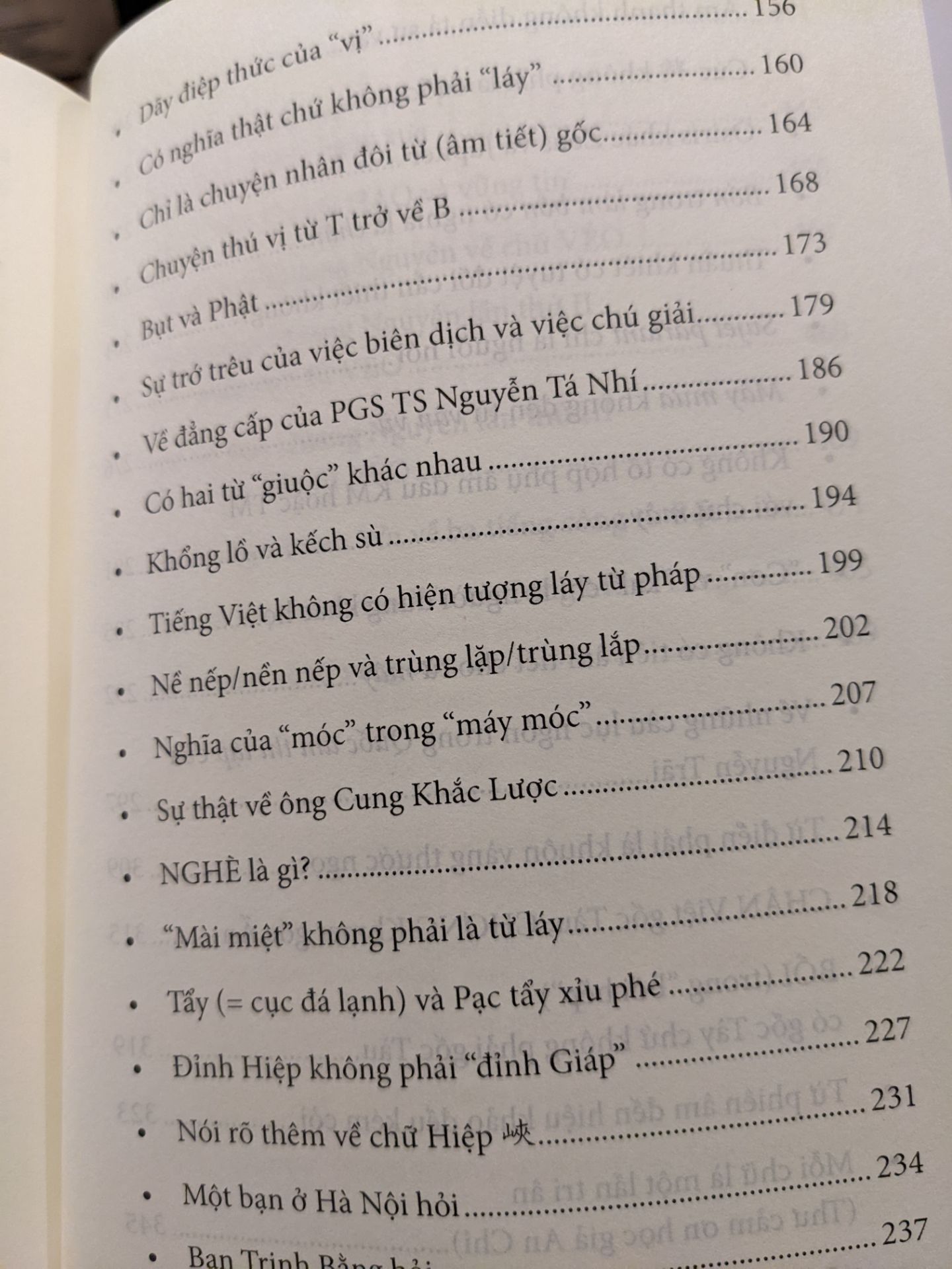 Cuốn sách là tập hợp những câu trả lời của học giả An Chi trên các tạp chí, chính vì vậy sẽ không có một câu chuyện xuyên suốt mà chỉ chia theo từng câu trả lời. Điều này giúp cho người đọc có thể lựa chọn những câu hỏi thấy thú vị để ưu tiên đọc trước và có thể tranh thủ ở những quãng thời gian hạn hẹp. Nhưng mặt khác lại làm cho cuốn sách trở nên hơi tủn mủn. Về nội dung, sự trả lời hay giải thích của An Chi khá cặn kẽ, tuy nhiên đâu đó lại hơi đi sâu quá với những độc giả chỉ biết kiến thức về từ chung chung như mình
Về hình thức, mình không đánh giá cao vì cuốn sách có vết bẩn ở trang bìa sau, cũng như chất giấy khá mỏng khiến cho chữ ở trang trước có thể thấy mờ ở trang sau, gây cảm giác hơi khó chịu và rẻ tiền