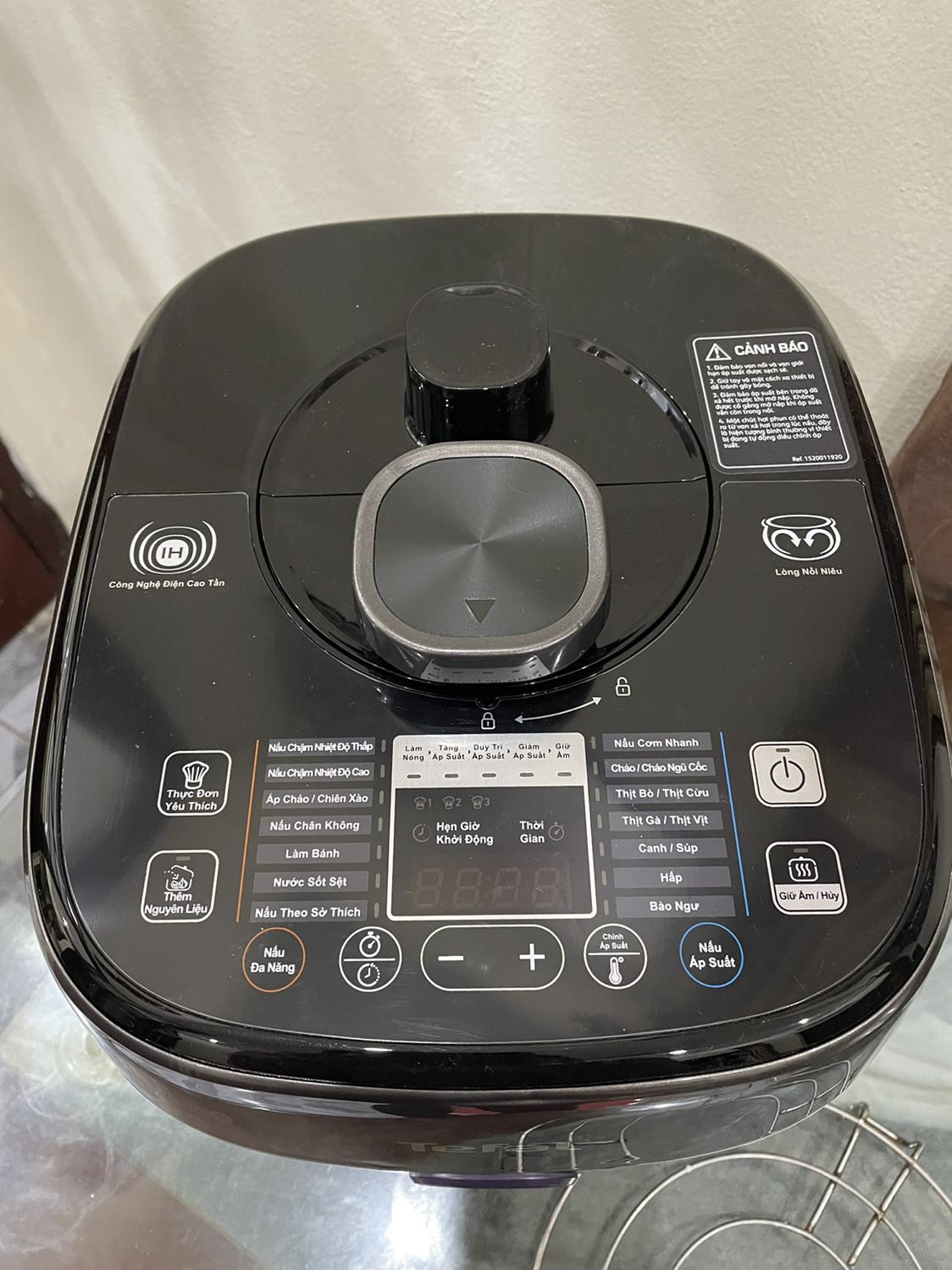 Giao hàng nhanh. 
Nồi áp suất cao tần công nghệ từ IH cho chất lượng món ăn ngon. Mình đã thử nấu cơm và 1 món theo sách.
Nhưng sách công thức nấu ăn theo nồi nên nói đến việc mở vung lúc nào đóng vung lúc nào, ghi giờ, phút thì dễ hơn. Dùng nồi này chắc phải đọc kĩ và làm nhiều
Nấu áp suất thì miễn chê