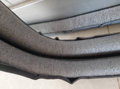 giao hàng hơi chậm. Hàng chế (dán keo) ko đc khóe. Bị bung keo, nhăn nhúm, ko sát.