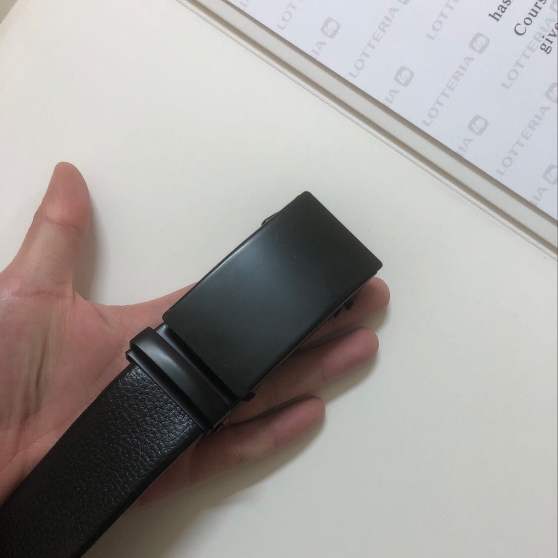 Mua đc cái thắt lưng chim ưng ghê. Đơn giản mà sang lắm anh em nhé! Quy định công ty không đc dùng thắt lưng mầu mè. Mua cái này mấy anh em hỏi địa chỉ mua. Kkk, nhờ vợ tìm cho ưng cái bụng. Giá thì rẻ nữa.