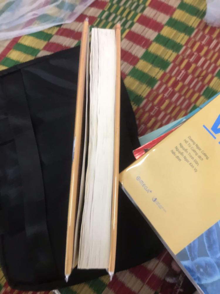 Giao một cuốn sách bị ngấm nước. Tôi mua sách mới chứ có phải mua sách cũ đâu. Tệ!
Đề nghị nên có nút “âm” 5 sao để đánh giá cho phù hợp với dịch vụ lần này!