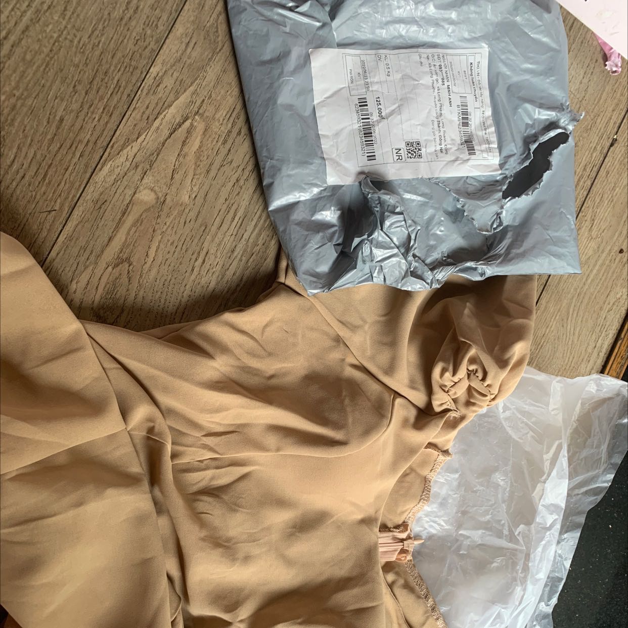 Mua bộ jum mà giao như vậy