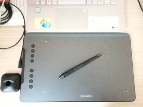 Dùng ổn cho đến hiện tại. Màn cảm ứng ổn, bút cảm ứng tốt. Tuy nhiên bảng điều khiển hơi khó dùng. Mình điều chỉnh cho phù hợp nhu cầu sử dụng nhưng cứ bị trả về mặc định, nên ít dùng đến nút bấm. Vậy nên mình nghĩ rằng mua dòng nhỏ hơn, ko có nút bấm vẫn ổn và kinh tế