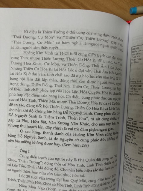 Sách mình thấy in không đều á, chỗ mực đậm, chỗ nhạt. Có nếp gãy nữa