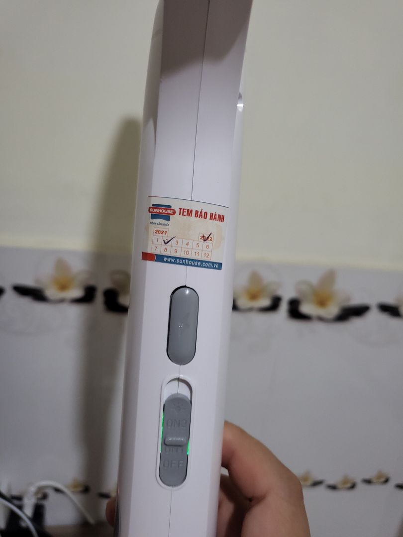 bền và đẹp. nhìn sang. nhưng mà tại sao NSX lại thiết kế cái nút bấm ở trên thay vì ở dưới gần tay cầm nhỉ? như vậy thì tầm với của vợt sẽ xa hơn chứ. để trên cao z cầm mỏi tay lắm