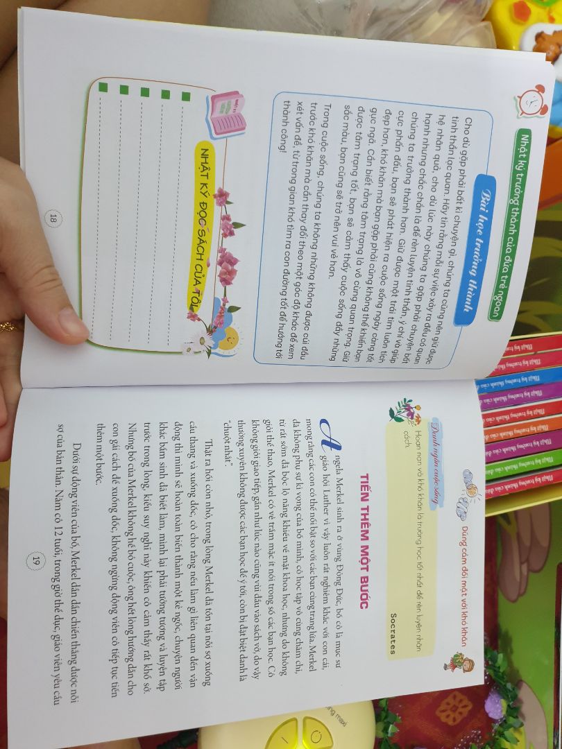 Bộ sách gồm 10 quyển với 10 chủ đề khác nhau.Cách viết của mỗi quyển là những câu chuyện ngắn chứa đựng những thông điệp của chủ đề đó, sau mỗi câu chuyện là sự đúc kết qua" Bài học trưởng thành". Vì vậy, việc đọc sách khá thú vị, ko giáo điều, sáo rỗng, dễ hiểu, dễ cảm.Và tác giả có thêm mục "Nhật ký đọc sách của tôi" để trẻ có thể ghi những cảm nghĩ của mình.Điều đó thật sự rất hay.
Các ba mẹ nên mua bộ sách này cho con mình đọc