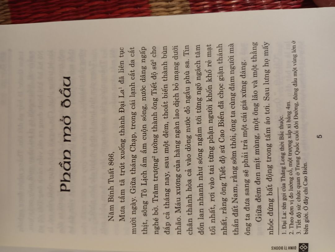 Sản phẩm chất lượng, nội dung hay mới lạ, không bị nhàm chán như khi đọc các cuốn chính sử. Giao hàng nhanh và đóng gói rất cẩn thận