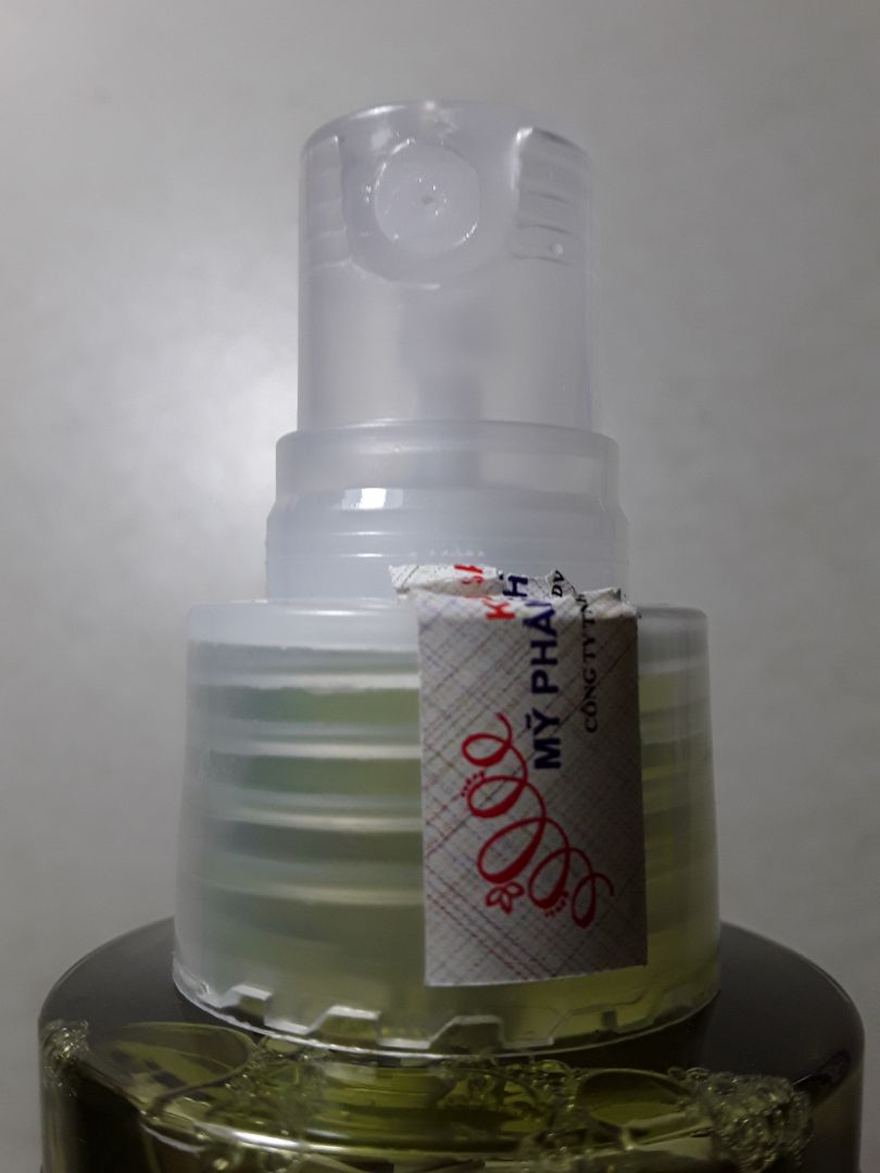 Sản phẩm có mùi thơm nhẹ, rất dễ chịu, mới dùng nên chưa nói được hiệu quả ra sao. Vỏ ngoài xanh xanh trong suốt trông khá đẹp, dung tích lại lớn, còn đầu xịt hơi có vấn đề, ban đầu xịt không ra, lấy kim cạy một hồi thì xịt ra ướt cả mặt, mọi người có muốn chọc lỗ thì nhớ làm cẩn thận, đừng để như mình :)) Lần này Tiki giao hàng siêu nhanh luôn, 5* cho cả Tiki lẫn sản phẩm nhé.