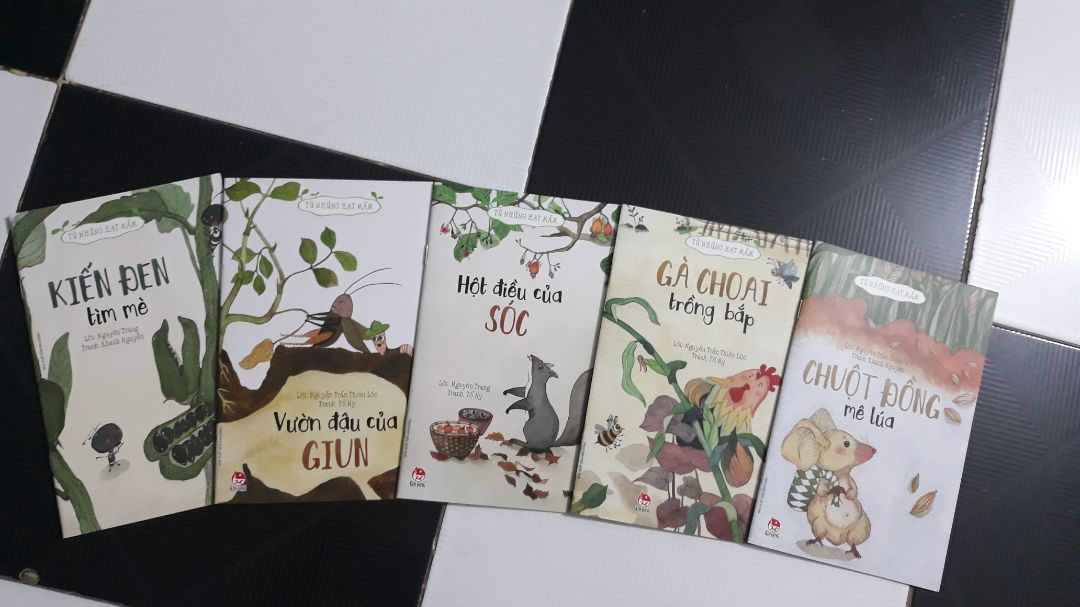 - Ngôn từ đẹp, đơn giản, có vần điệu theo thể thơ 5 chữ.
- Hình thức đẹp, nét vẽ dễ thương.
- Nội dung ý nghĩa, đan xen việc giáo dục trẻ biết chia sẻ, biết chăm chỉ lao động để có thể tạo cái ăn, biết sự khó khăn của việc gieo trồng, biết những điều kiện để gieo trồng thành công..., các nhân vật gần gũi với người Việt.
Nên mua cho các em thiếu nhi.