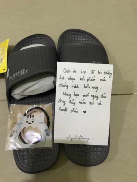 Mua hàng trên Tiki cực nhiều và là lần đầu mua thử của shop nhưng cực kỳ ấn tượng, cầm tấm thiệp nhỏ lại viết tay thấy rất ấm lòng. Shop còn tặng kèm đồ cột tóc dễ thương. Sẽ ủng hộ dài dài. Bitis thì độ bền khỏi phải bàn rồi, giá trên shop rẻ hơn so với cửa hàng nhất là những đôi lẻ size thì rẻ hơn khá nhiều. Lần đầu review nhiệt tình đến vậy. Chúc shop buôn may bán đắt ❤️❤️❤️