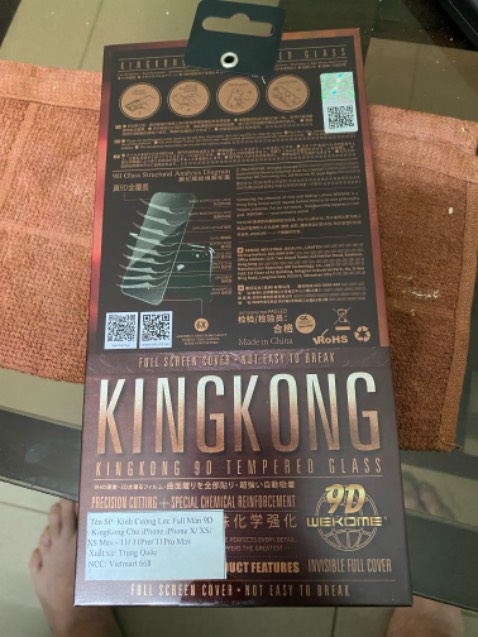 Giao hàng nhanh, đóng gói pro , hộp thiếc mà đựng có miếng kính, uổng phí quá nhưng cũng dễ hiểu vì vậy mới bảo quản được, dán cũng dễ, nó tự hít vô nên đẹp, hạn chế bọt khí, độ bền thì phải cần thời gian Giao hàng nhanh, đóng gói pro , hộp thiếc mà đựng có miếng kính, uổng phí quá nhưng cũng dễ hiểu vì vậy mới bảo quản được, dán cũng dễ, nó tự hít vô nên đẹp, hạn chế bọt khí, độ bền thì phải cần thời gian