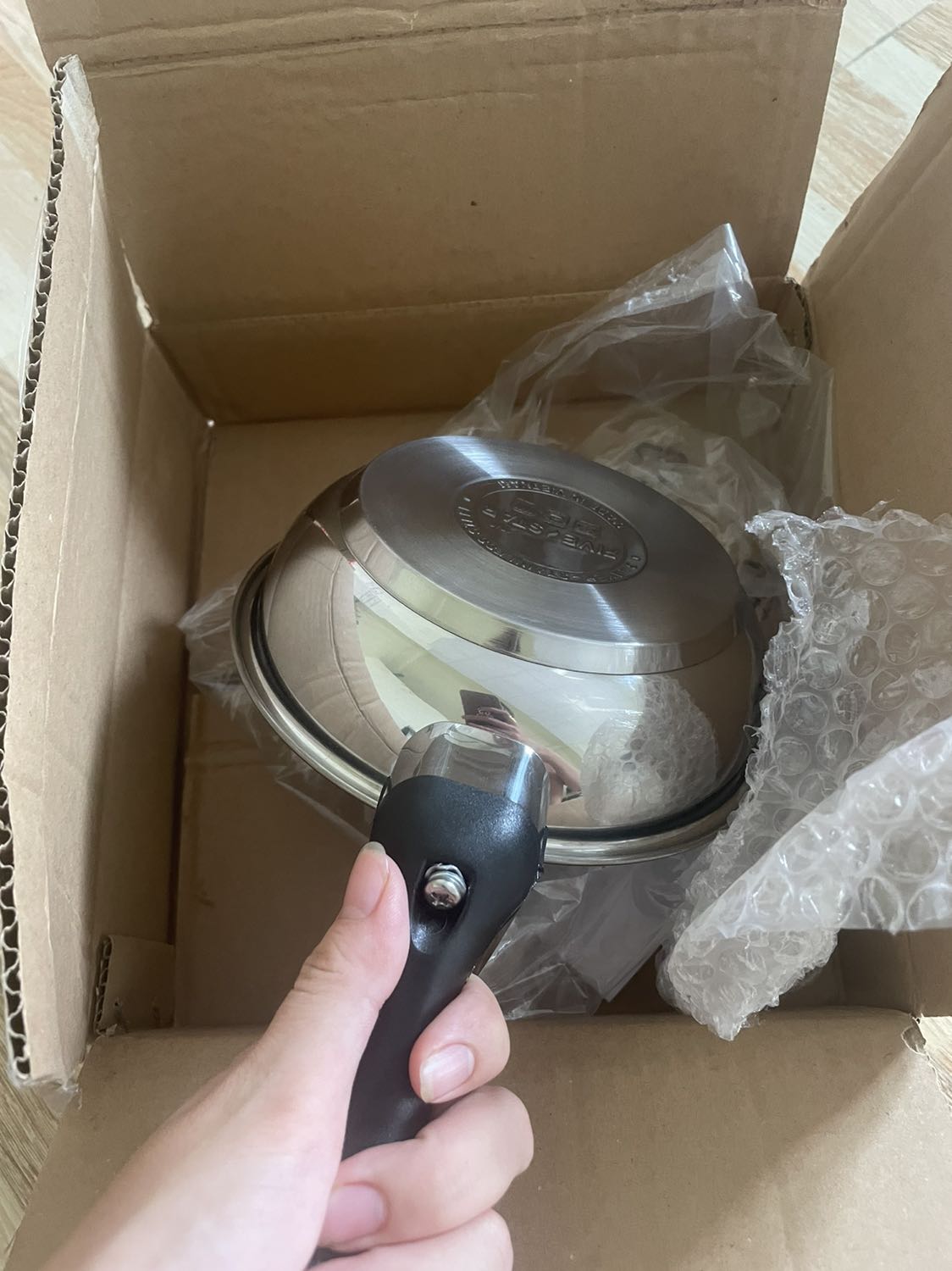 Nhỏ xin dễ thương sài cho bếp điện từ nè