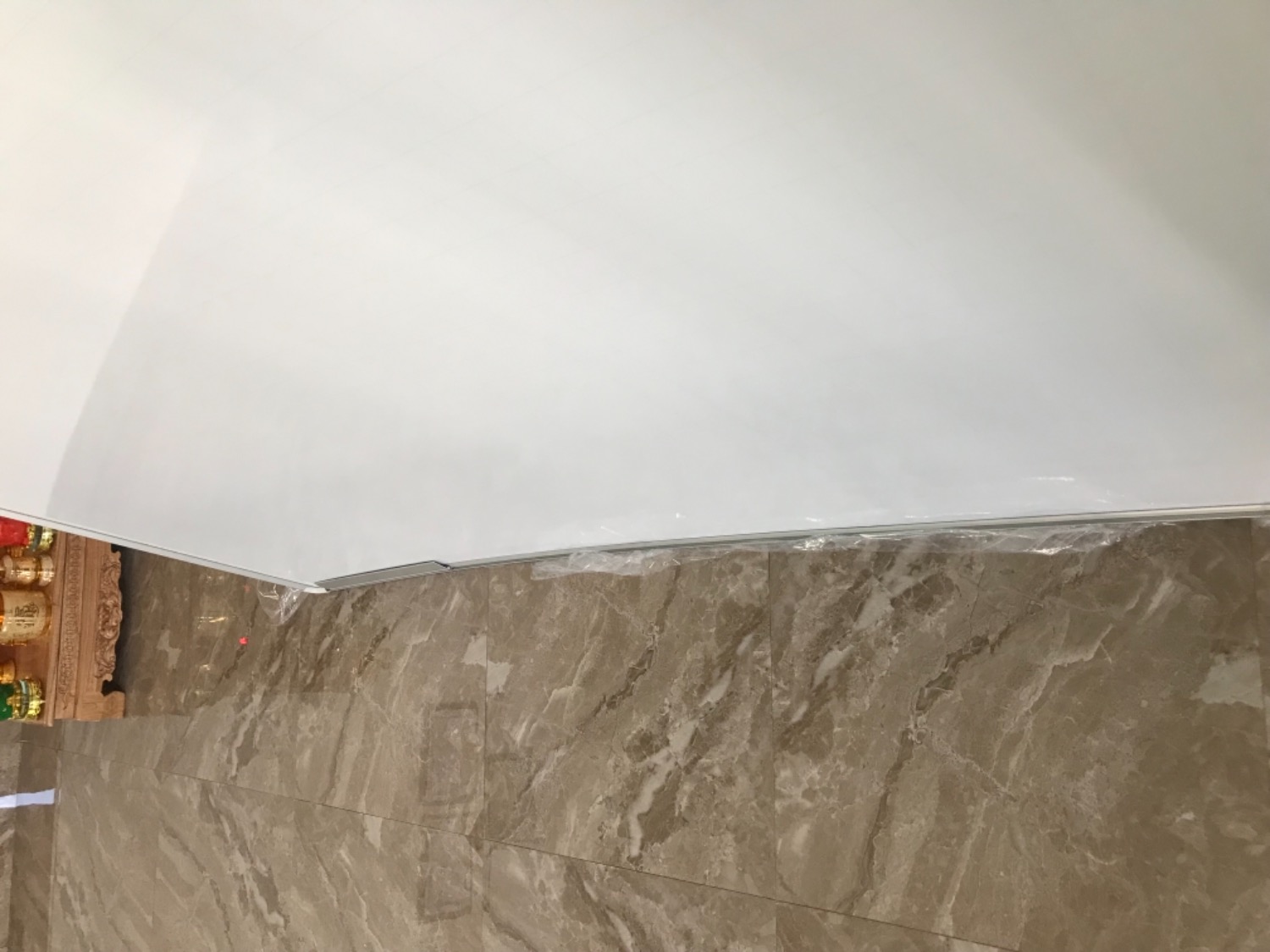 Bảng đẹp tuy nhiên khung bảng mảnh và rất yếu nên không định hình được bảng. Dẫn tới việc bảng bị cong và uốn éo rất khó chịu.