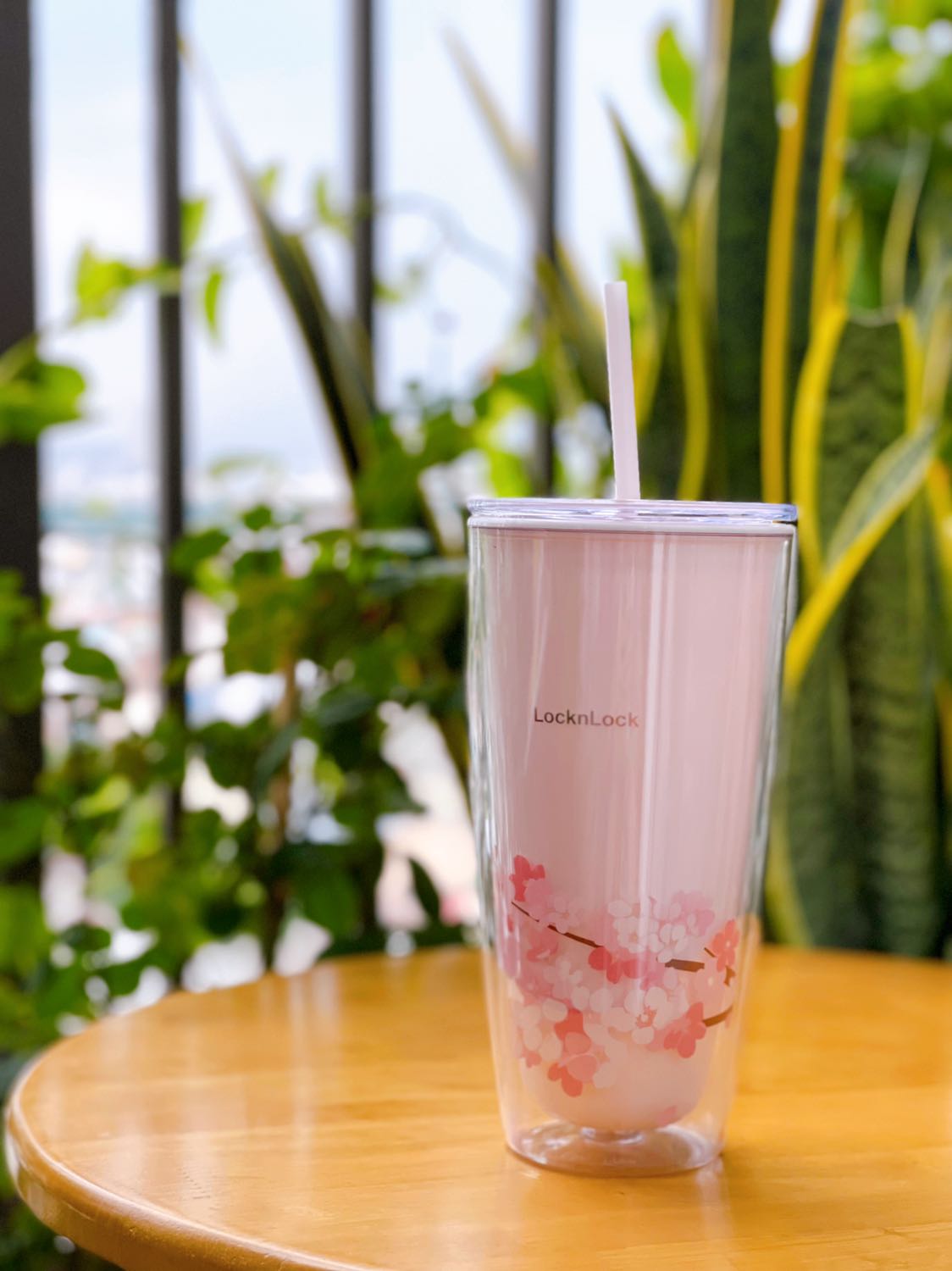 Màu hồng siêu ngọt siêu cưng. Nắp có giăng silicon nên hít chặt vào ly. Hàng Lock nên không hôi mùi nhựa nên mình sử dụng rất an tâm. 5 sao cho bé này.