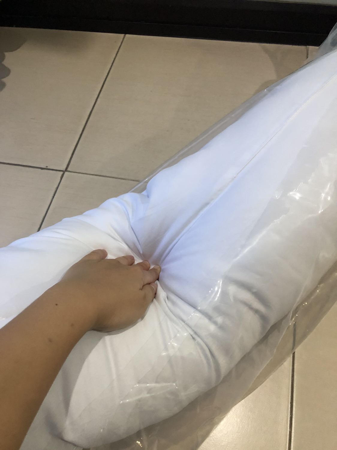 Nhận được 1 cục to đùng ai cũng hỏi phải gối hút hơi ko :)) gối mới bung ra trắng muốt và êm mềm như cái cũ của hometex