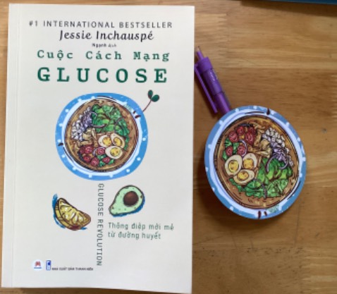 Chời ơi lần đầu tiên thấy cái nêm sách đi kèm trông dễ thương.
Nội dung thì khỏi bàn cãi. Đường là sát thủ thầm lặng vậy mà cứ cắm đầu vào.
Nay mới biết thêm về lợi hại của dấm táo. Chắc mỗi ngày uống một ly thêm.
Tiền tiểu đường, tiểu đường T1-2 hay là chưa tiểu đường cũng nên quan tâm trước khi muộn. Kaka