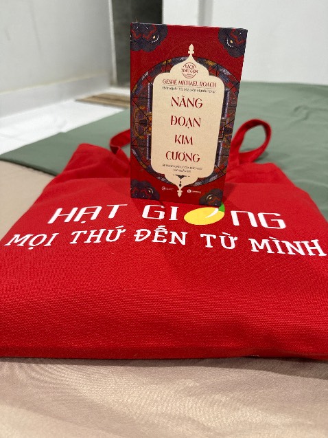 Sách rất hay nhé! Nếu bạn muốn biết thế giới xung quanh bạn vận hành thế nào thì hãy đọc sách Năng đoạn kim cương này nhen ❤️